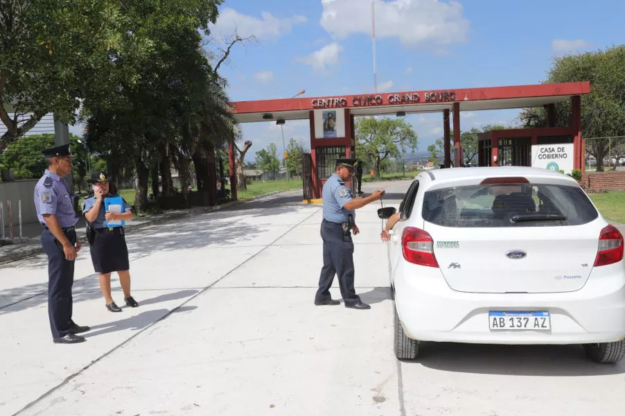 6020-fue-habilitado-el-ingreso-de-autos-por-la-entrada-principal-del-centro-civico-grand-bourg
