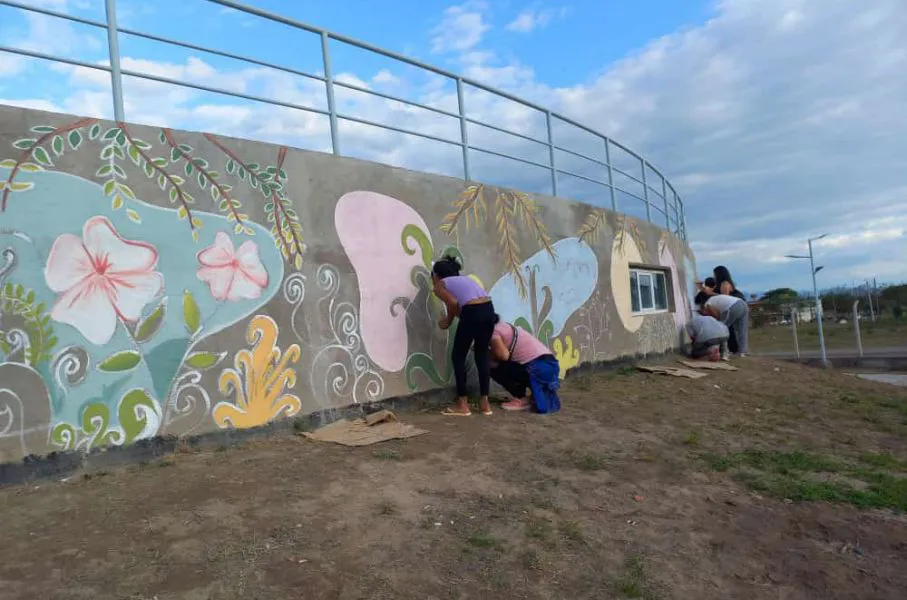 10038-vecinos-del-parque-sur-compartieron-con-artistas-la-pintura-de-un-mural-en-el-anfiteatro-del-parque-sur