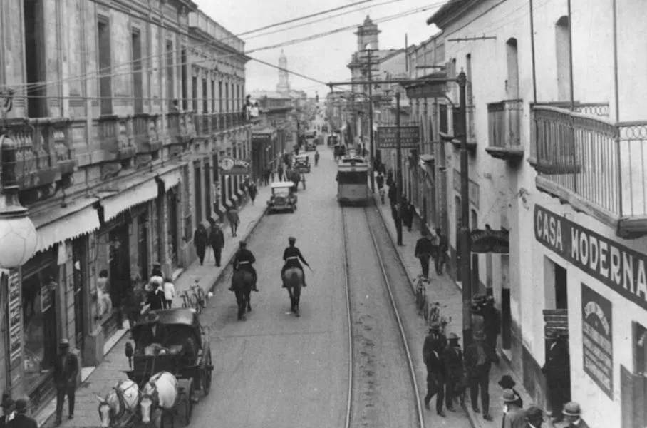 6733-equipo-del-museo-de-antropologia-de-salta-recorrio-el-hallazgo-de-durmientes-en-paseo-balcarce