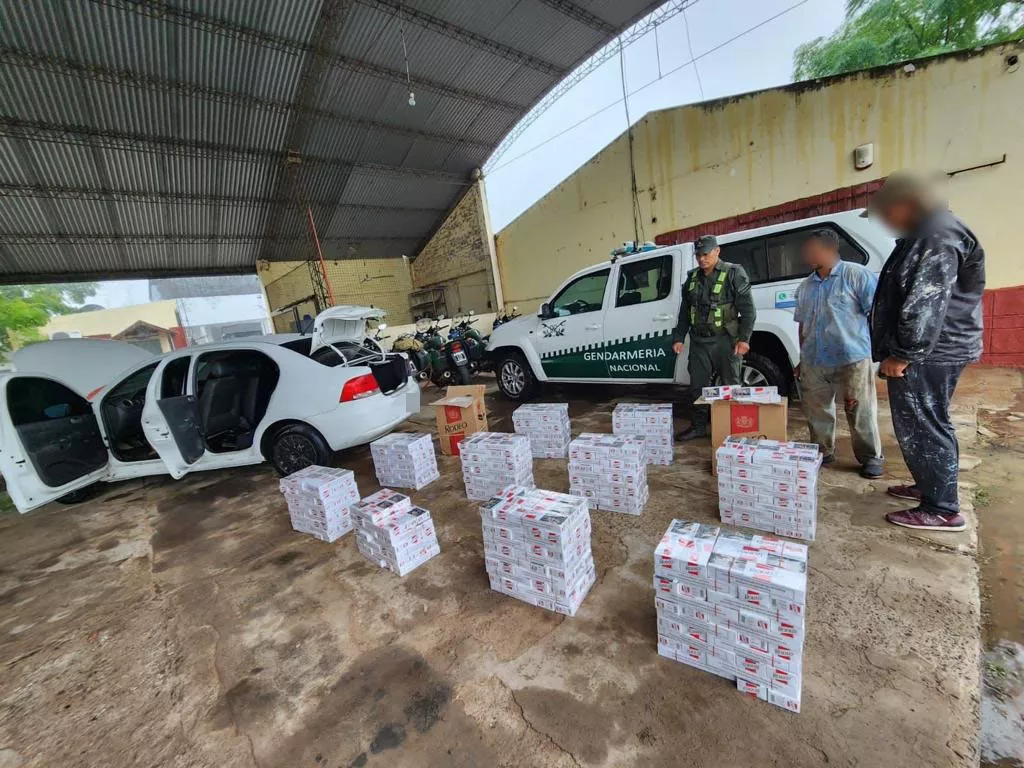 hallan_auto_abandonado_con_5.730_paquetes_de_cigarrillos_ilegales_en_su_interior_2