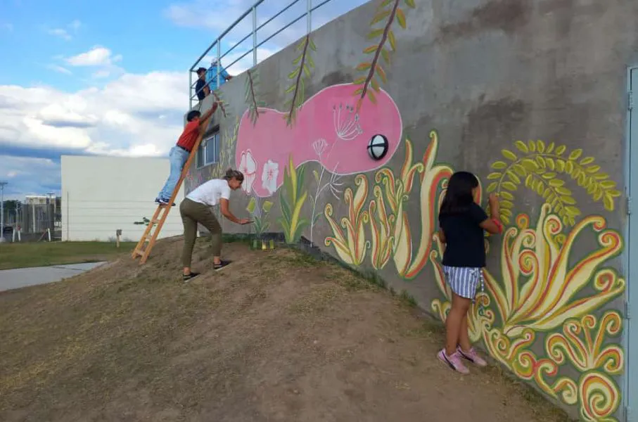 10037-vecinos-del-parque-sur-compartieron-con-artistas-la-pintura-de-un-mural-en-el-anfiteatro-del-parque-sur