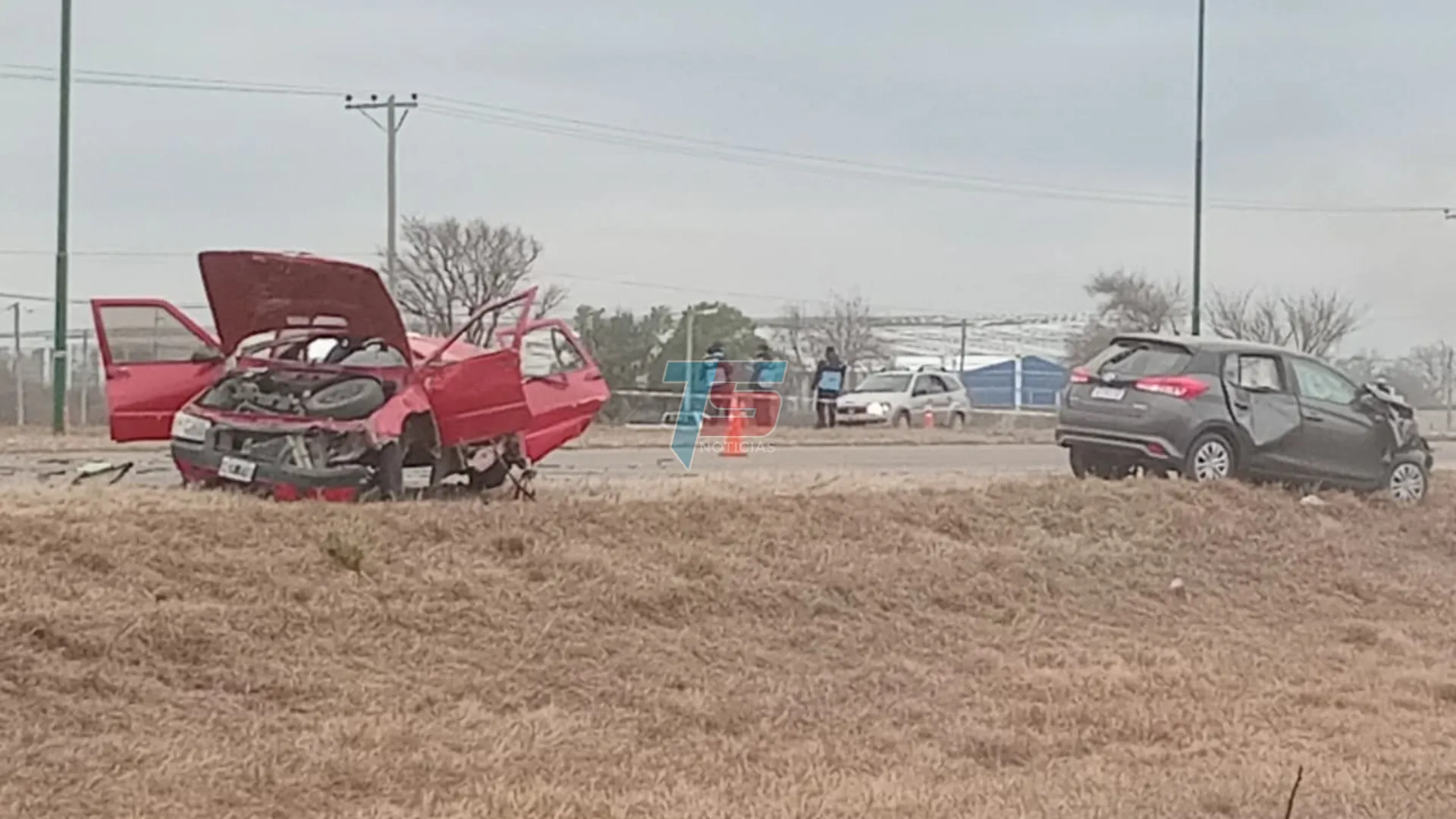 Impactante choque frontal entre dos autos en el ingreso a San Lorenzo Chico