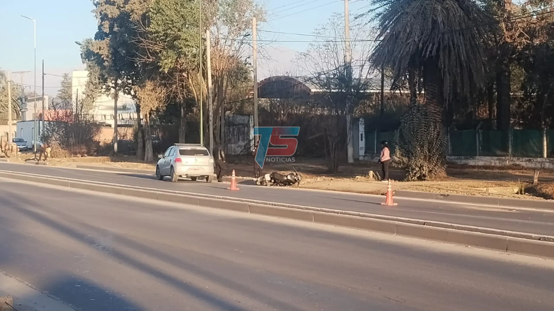 Accidente entre una moto y un auto en Av. Ex Combatientes