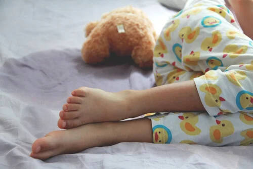 nino-con-enuresis-dormido