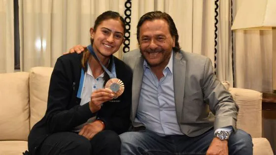 7808-el-gobernador-saenz-recibio-a-valentina-raposo-la-joven-promesa-del-hockey-que-brilla-en-el-mundo