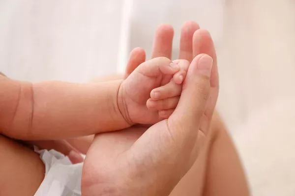 depositphotos_133968960-stock-photo-mother-and-baby-hands