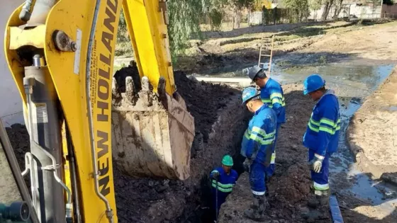 12915-aguas-del-norte-ejecuto-tareas-en-ampliacion-villa-juanita-para-evitar-desbordes-en-el-sistema-de-cloaca