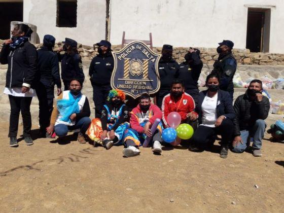 77810-la-policia-comunitaria-agasajo-a-ninios-de-nazareno