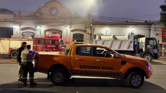 9121-intenso-operativo-de-sofocamiento-de-un-incendio-estructural-en-el-mercado-san-miguel