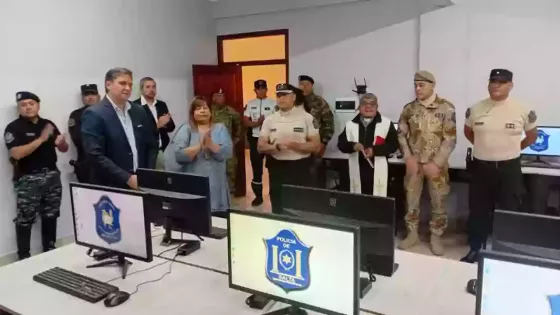 104153-habilitaron-una-moderna-sala-de-informatica-en-la-escuela-de-suboficiales-de-policia