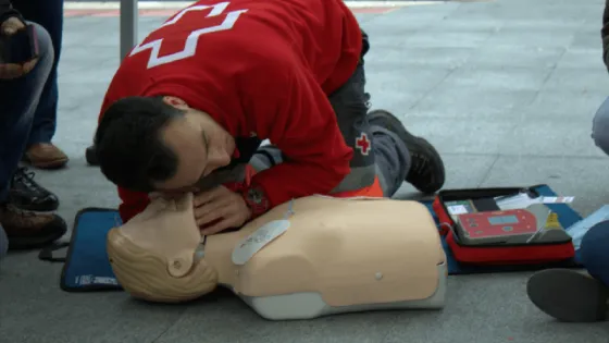 98032-capacitaran-en-primeros-auxilios-a-personal-administrativo-del-hospital-senior-del-milagro