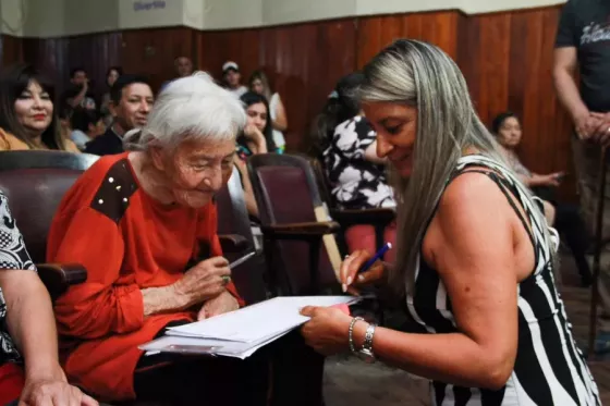 98828-mas-de-70-familias-de-cerrillos-firmaron-las-escrituras-de-sus-terrenos