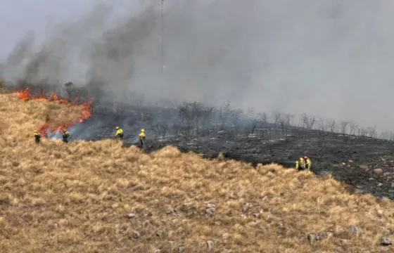 97583-intenso-operativo-para-sofocar-un-incendio-forestal-en-vaqueros
