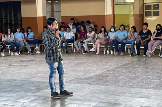 82148-el-joven-estudiante-wichi-maximiliano-sanchez-brindo-charlas-en-establecimientos-educativos-del-norte-provincial