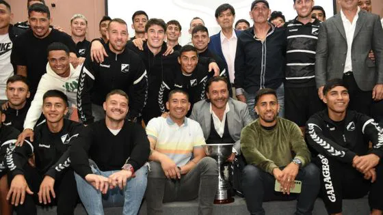 98129-orgullo-saltenio-saenz-recibio-al-plantel-de-central-norte-tras-su-historico-ascenso-a-primera-nacional-20241008154903