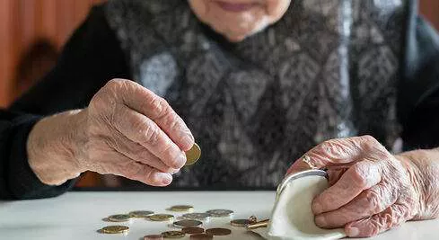490x_pension-anciana-euros-istock