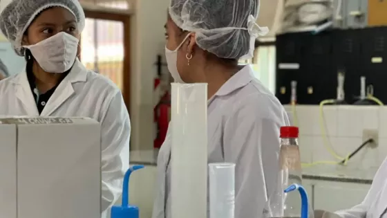 9123-escuelas-tecnicas-saltenias-aprenden-a-producir-repelentes-de-mosquitos