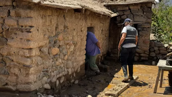 100155-asistieron-a-familias-afectadas-por-el-temporal-de-lluvia-en-campo-quijano