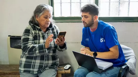 12083-adultos-mayores-recibiran-ayuda-en-el-uso-de-dispositivos-tecnologicos-en-el-barrio-20-de-febrero