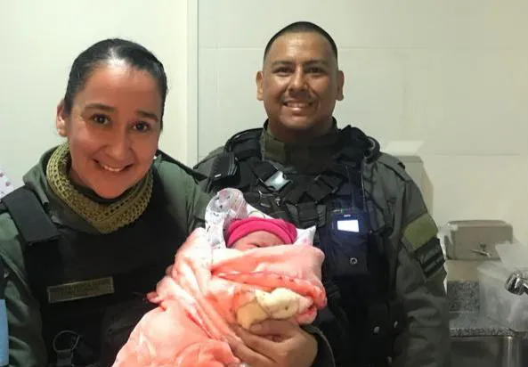 gendarmes_asisten_a_mujer_en_trabajo_de_parto_5