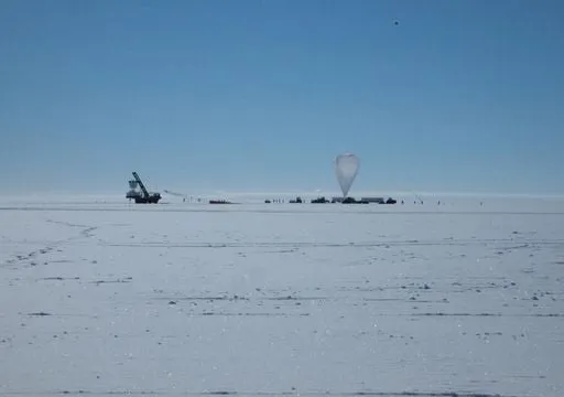 el-hielo-de-la-antartida-envia-senales-el-misterioso-mensaje-cosmico-que-desafia-a-la-fisica-1749929095438_512