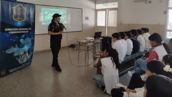 109991-la-policia-de-salta-realizo-capacitaciones-sobre-ciberseguridad-en-establecimientos-educativos