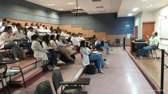 97907-estudiantes-de-medicina-de-la-unsa-se-capacitan-en-trato-y-atencion-a-personas-con-discapacidad