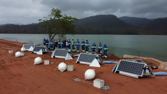 97941-continua-la-instalacion-de-los-dispositivos-de-control-ultrasonico-de-algas-en-el-embalse-el-limon