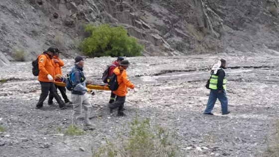 98807-rescate-de-una-mujer-en-un-cerro-de-campo-quijano
