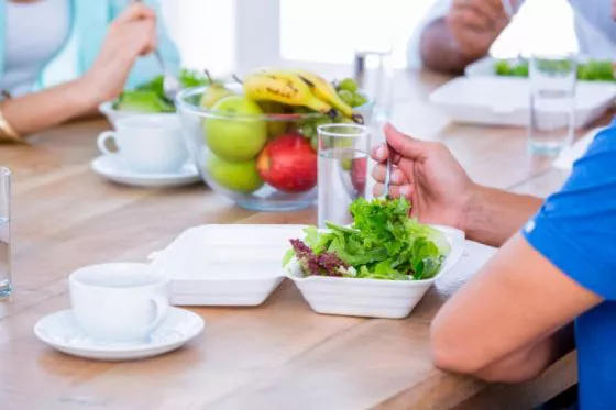 80146-no-se-debe-descuidar-la-alimentacion-saludable-y-la-hidratacion-durante-la-ola-de-calor