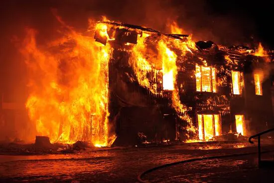 incendio-edificio-en-llamas-en-la-noche