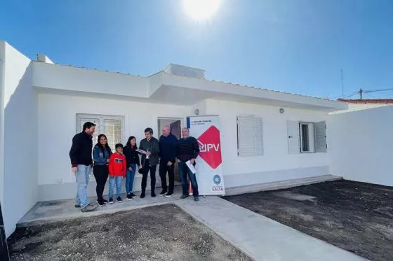 82573-familia-afectada-por-un-incendio-recibio-una-vivienda-nueva