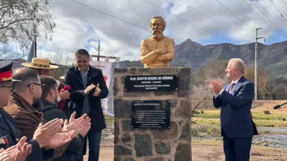 102235-inauguraron-un-busto-del-general-guemes-en-cosquin