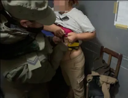 Pasajera de remis se trasladaba con un ladrillo de cocaína adosado al cuerpo (1)