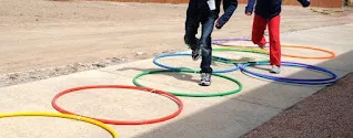 niños jugando con aros