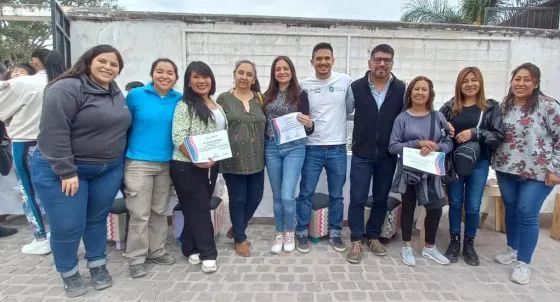 4827-mas-de-40-egresados-concluyeron-sus-estudios-de-formacion-en-oficios