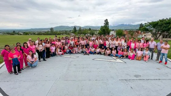 98300-trabajadores-de-la-casa-de-gobierno-se-vistieron-de-rosa-para-concientizar-sobre-el-cancer-de-mama