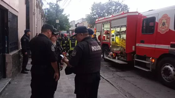 9120-intenso-operativo-de-sofocamiento-de-un-incendio-estructural-en-el-mercado-san-miguel
