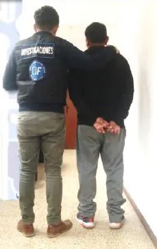 Policia-detenido