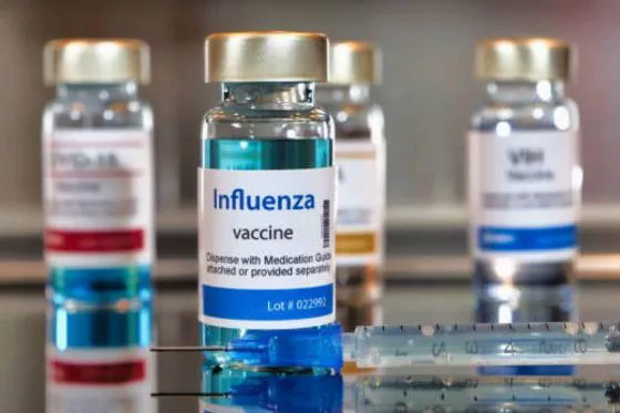 82777-las-vacunas-contra-la-gripe-y-covid-19-pueden-aplicarse-en-forma-simultanea