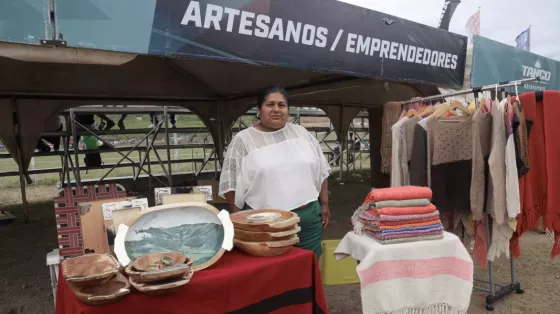 105085-artesanos-saltenios-exhibieron-sus-trabajos-en-el-autodromo-en-el-marco-del-tc2000