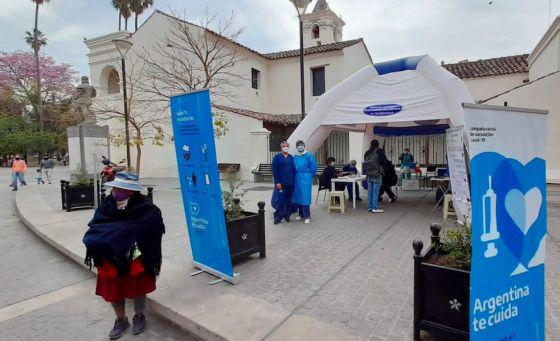 78059-mas-de-1200-dosis-contra-covid-19-se-aplicaron-en-el-vacunatorio-movil-de-la-plazoleta-iv-siglos