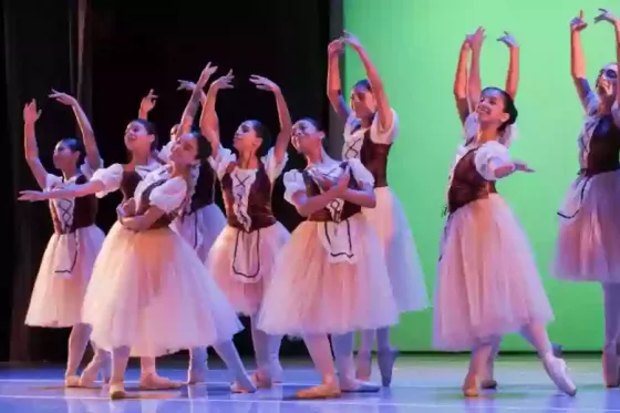 109355-la-escuela-oficial-de-ballet-celebra-una-nueva-edicion-del-family-day-en-el-teatro-provincial