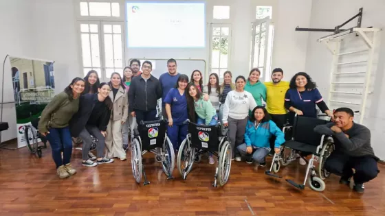 101699-profesionales-de-la-salud-se-capacitaron-en-manejo-y-rehabilitacion-con-sillas-de-ruedas