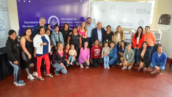 98810-entrega-de-herramientas-a-personas-del-colectivo-lgbtiq-emprendedoras