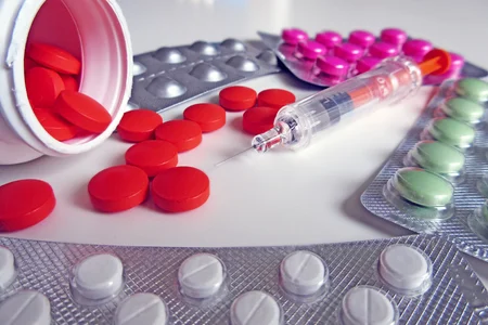 80003320-píldoras-y-medicamentos-inyectables-macro-photo