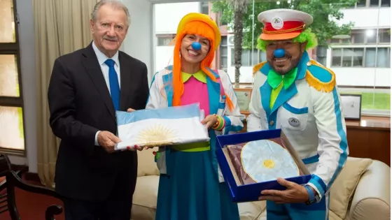 98823-entregaron-banderas-de-ceremonia-a-la-fundacion-payasos-mediquin