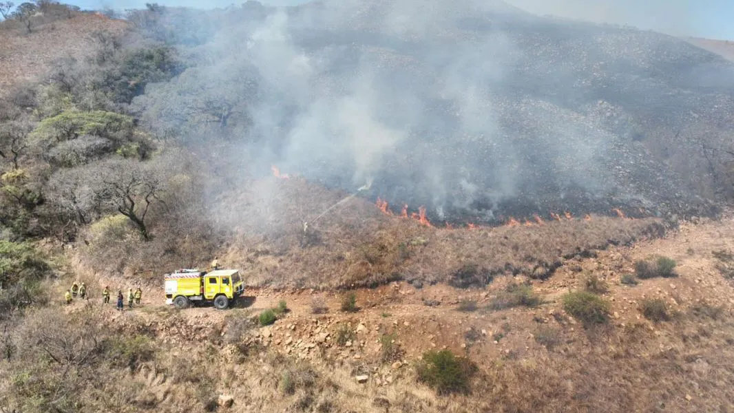 13758-importante-operativo-para-sofocar-dos-grandes-incendios-forestales-en-vaqueros