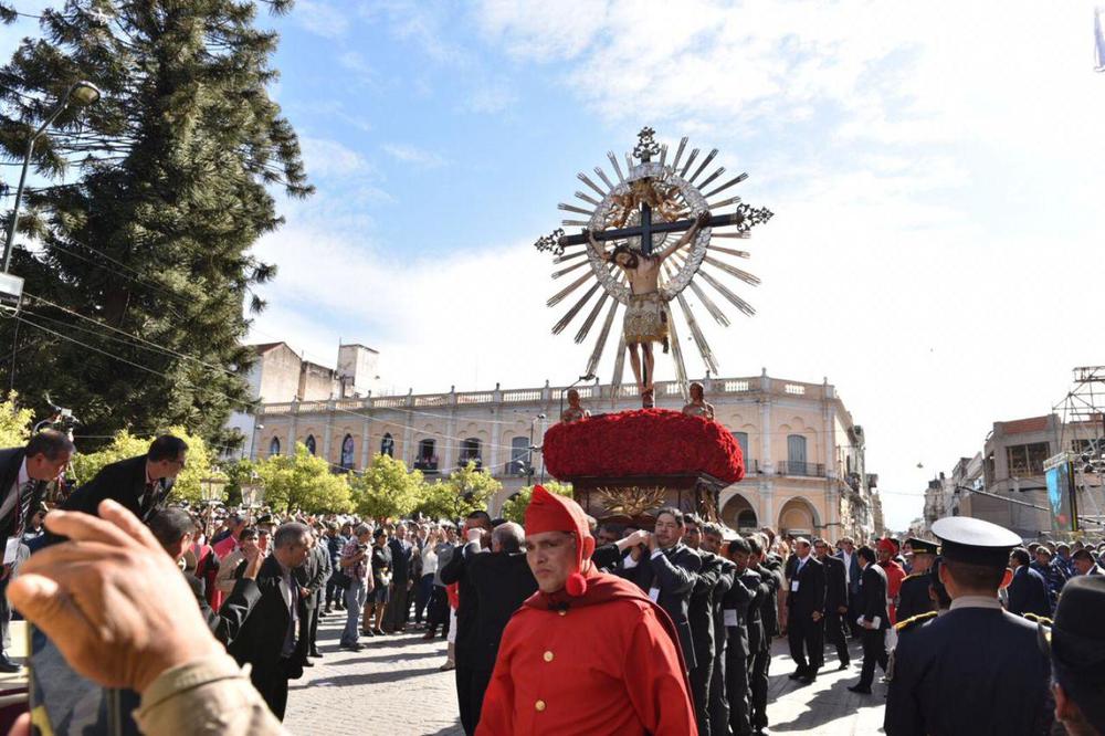47996-mas-de-850-mil-personas-participaron-de-la-procesion-al-senior-y-la-virgen-del-milagro