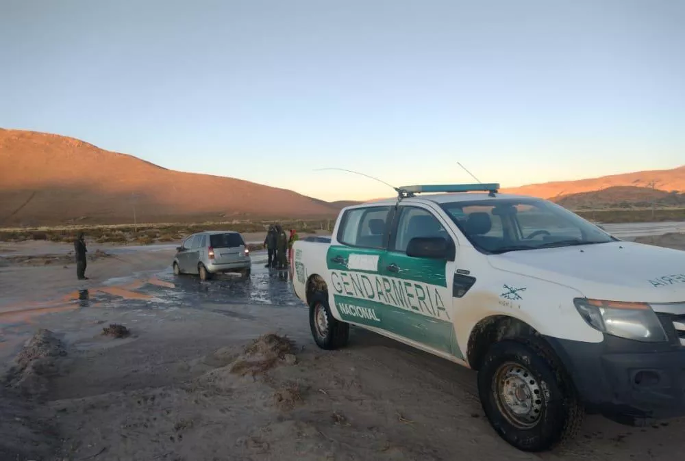Gendarmes rescatan a una pareja varada en la puna jujeña (2) (1)